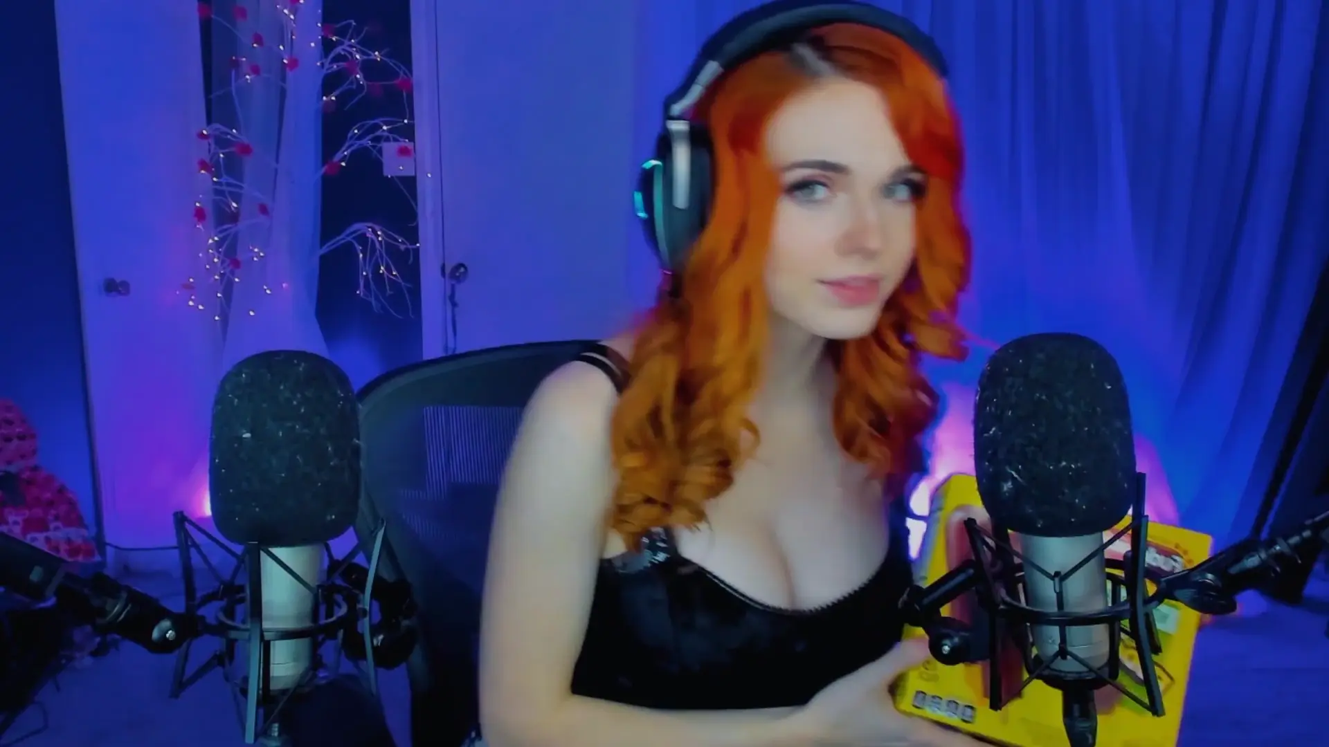 amouranth titties