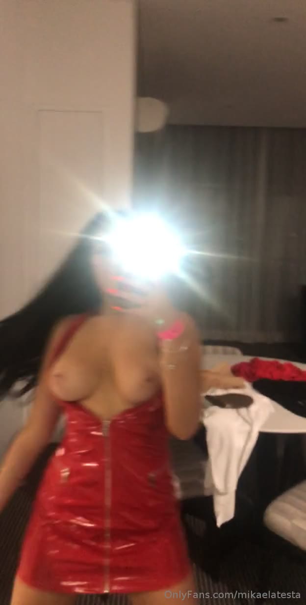 mikaela testa desnuda
