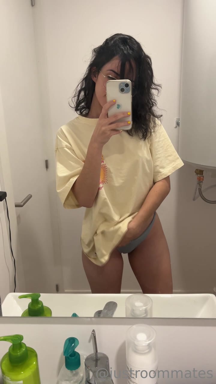 36 Sarah Roomie onlyfans leaked