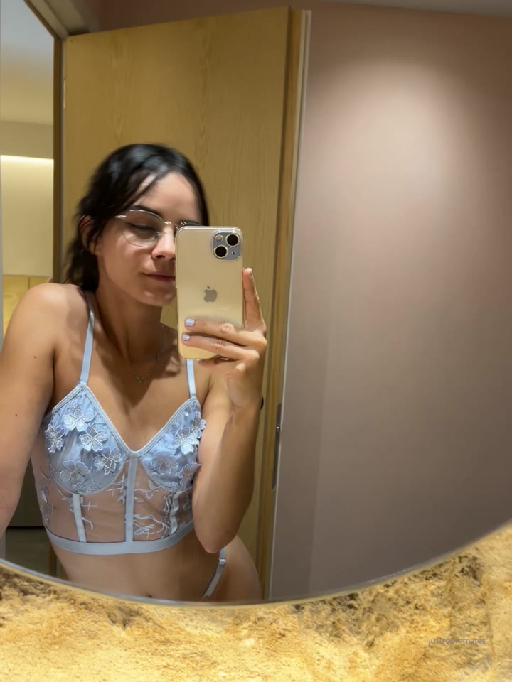 48 Sarah Roomie onlyfans leaked