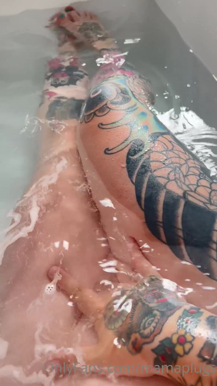 nude mamaplugs