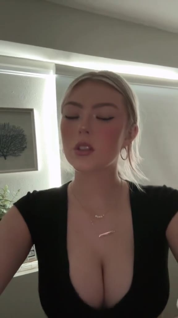 hailey sigmond boobs