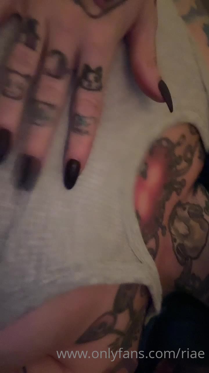 riae nude pics