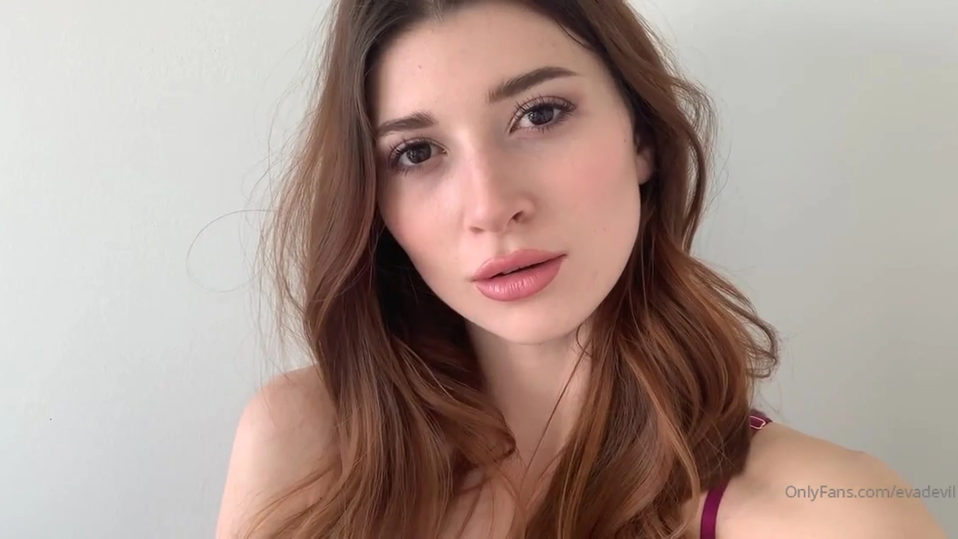 sexy Sweating brunette Eva de Vil fapello