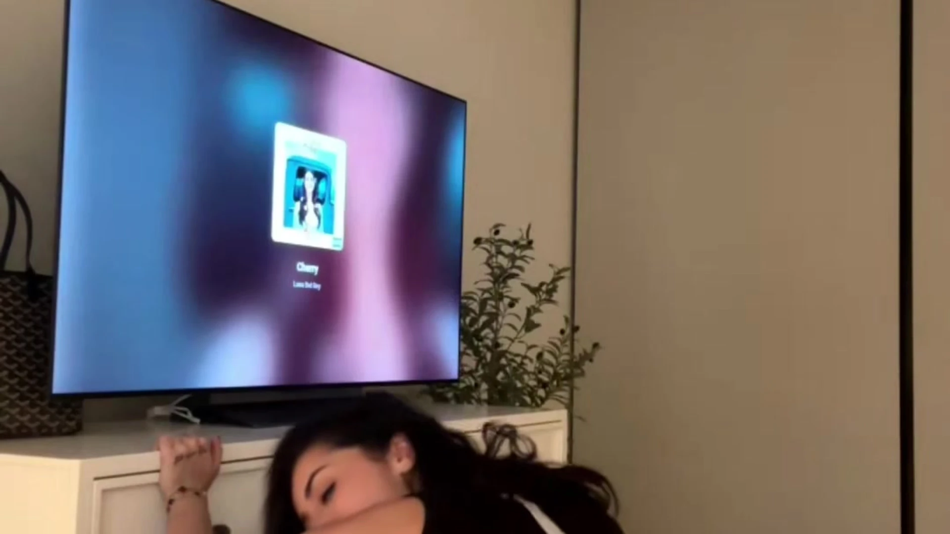 busty playgirlcris solo