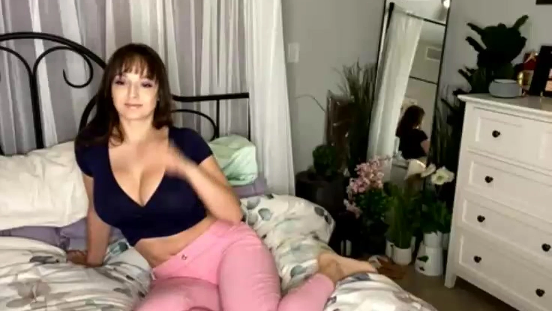 Tenacious sucking mature Lexi Luna solo