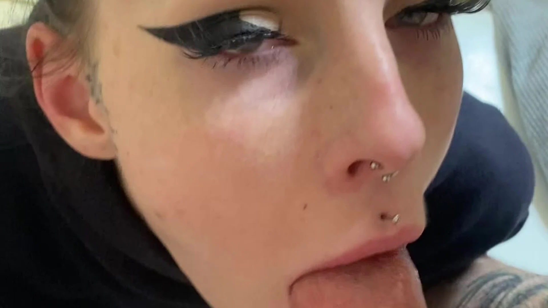 sexy slim Strawberrysquirtcake boobs